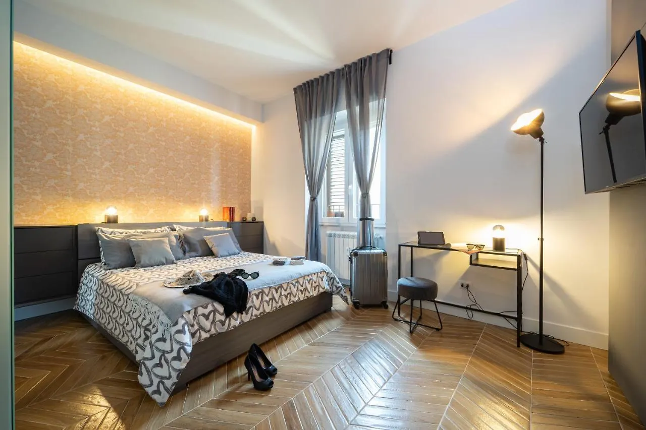 Colosseo Luxe Apartment In The Center Of רומא